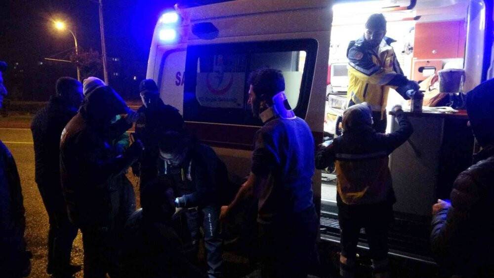 Otomobil polis aracına çarptı: 4 yaralı