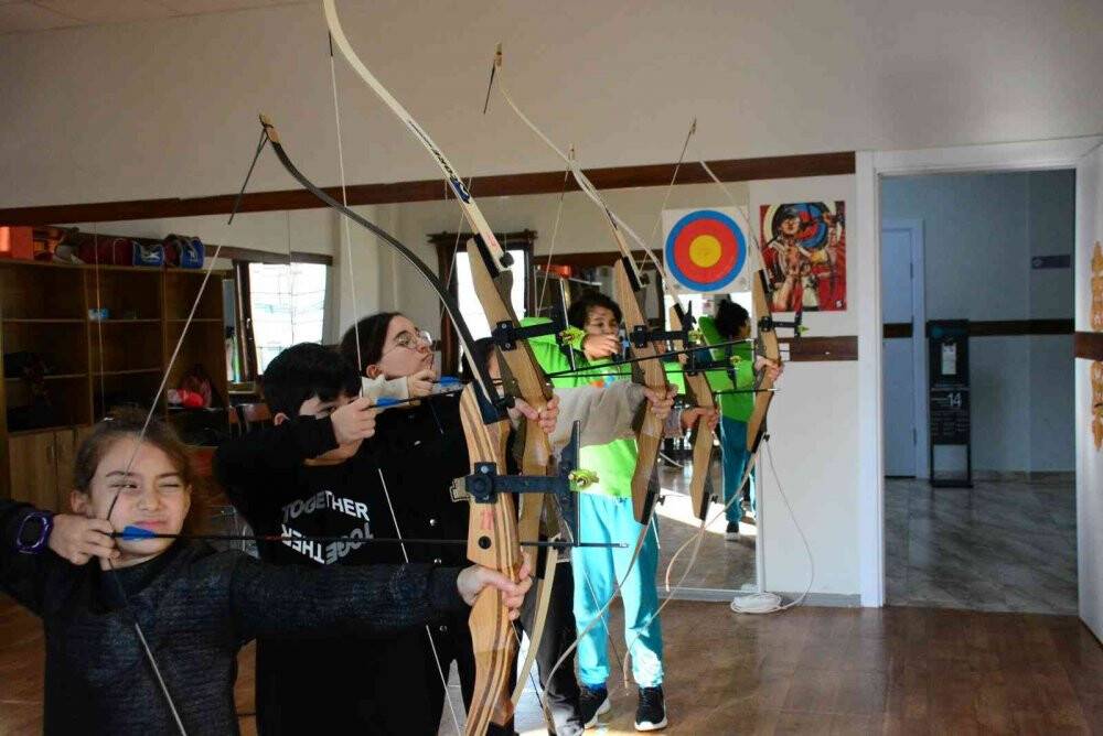 Yaşları küçük ama hepsi üniversite öğrencisi