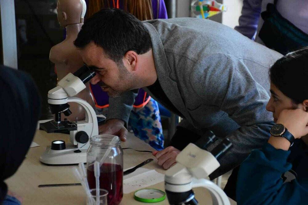 Yaşları küçük ama hepsi üniversite öğrencisi