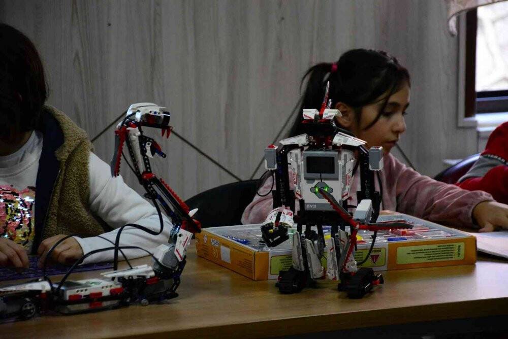 Yaşları küçük ama hepsi üniversite öğrencisi