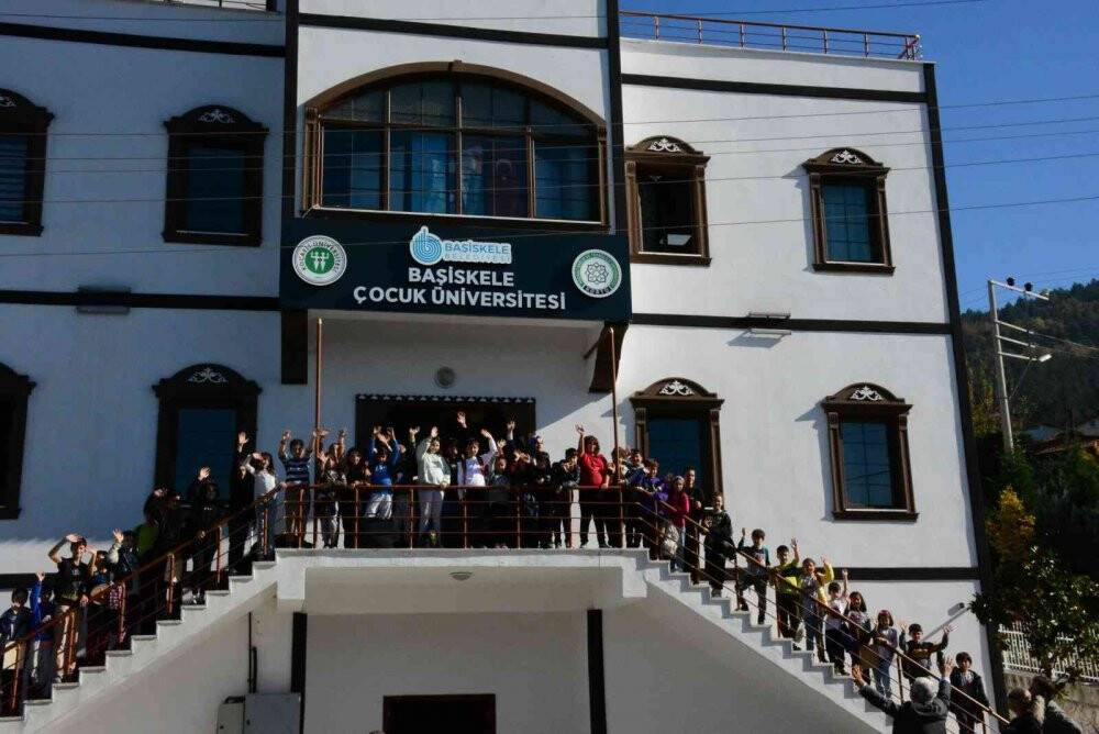 Yaşları küçük ama hepsi üniversite öğrencisi