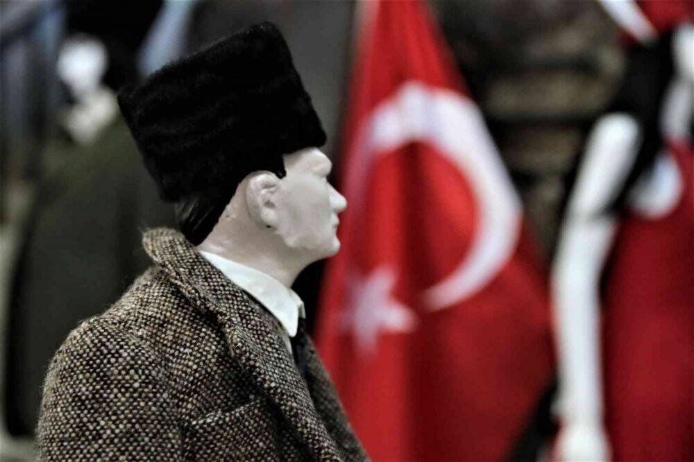 20 kişilik ekip 1.5 yılda Atatürk’ün elbiselerini dikti