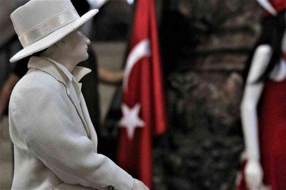 20 kişilik ekip 1.5 yılda Atatürk’ün elbiselerini dikti