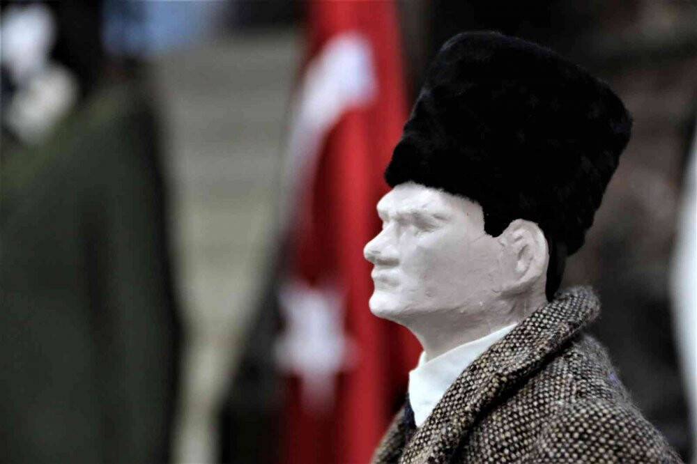 20 kişilik ekip 1.5 yılda Atatürk’ün elbiselerini dikti
