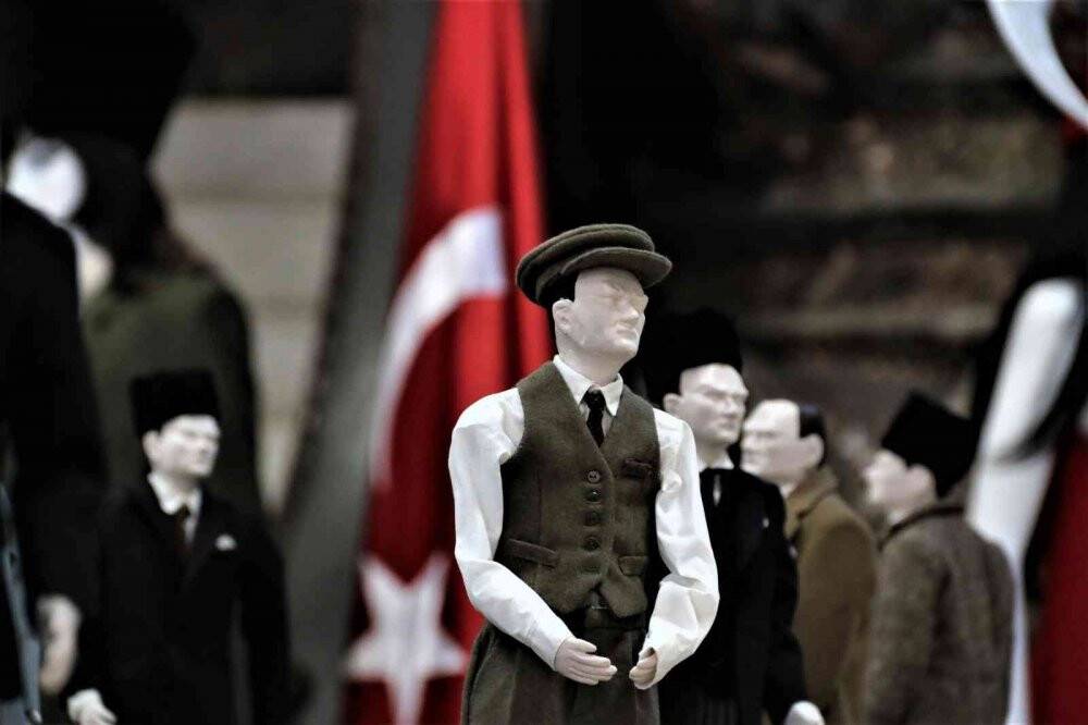 20 kişilik ekip 1.5 yılda Atatürk’ün elbiselerini dikti