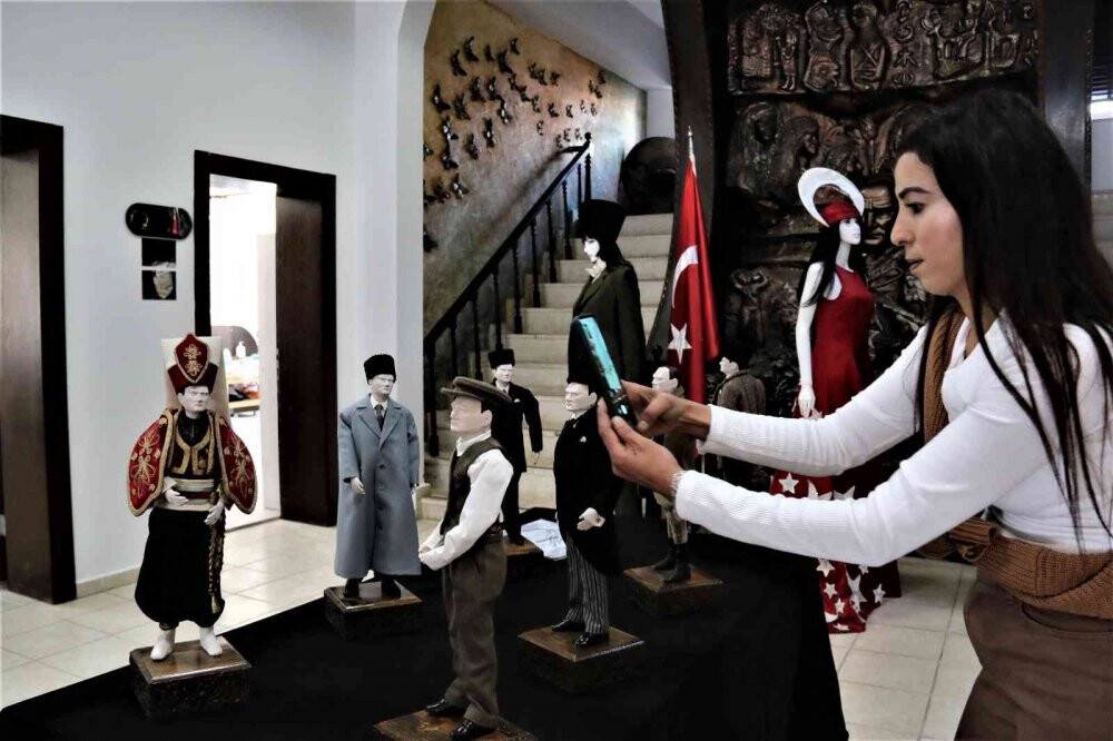 20 kişilik ekip 1.5 yılda Atatürk’ün elbiselerini dikti