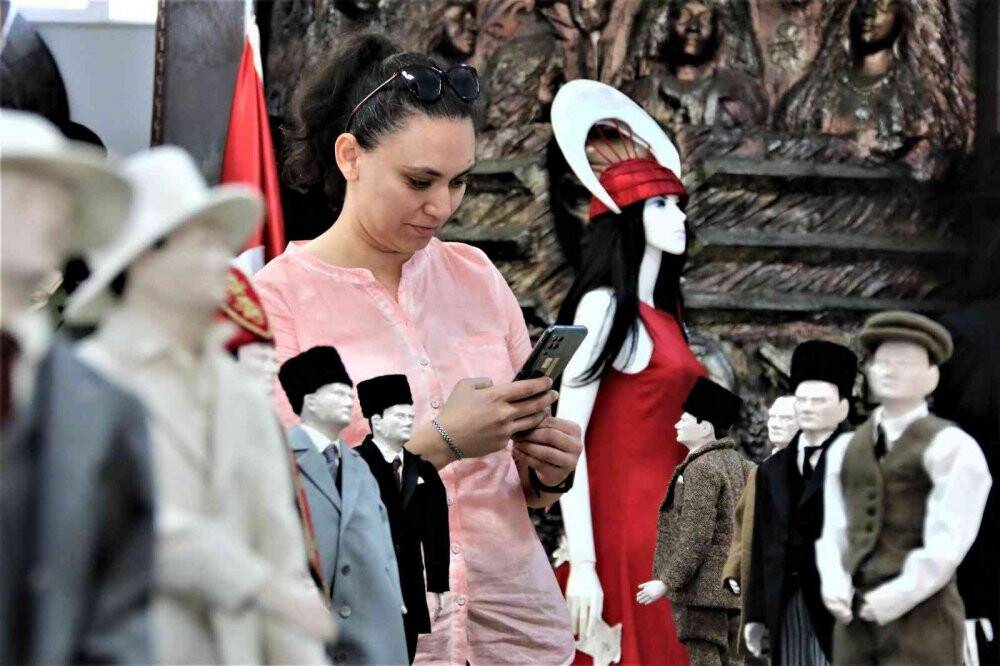 20 kişilik ekip 1.5 yılda Atatürk’ün elbiselerini dikti