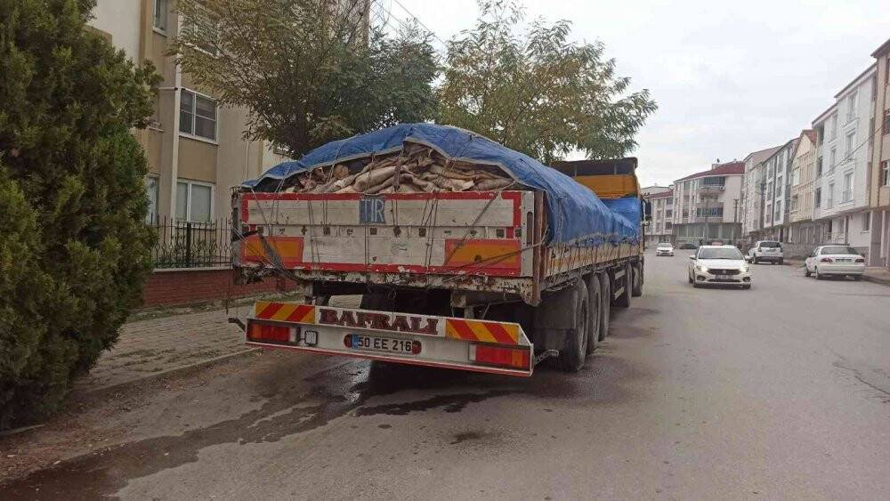 Deri yüklü tırdan akan kan çevreyi kirletti