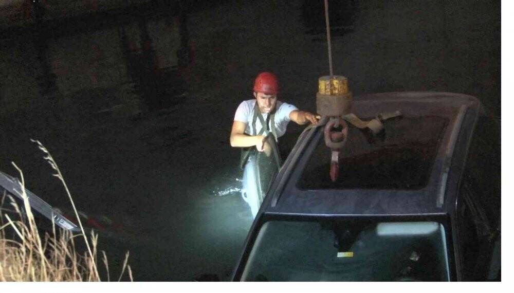 Kazaya karışan otomobiller dereye uçtu: Mahsur kalan 4 kişi kurtarıldı