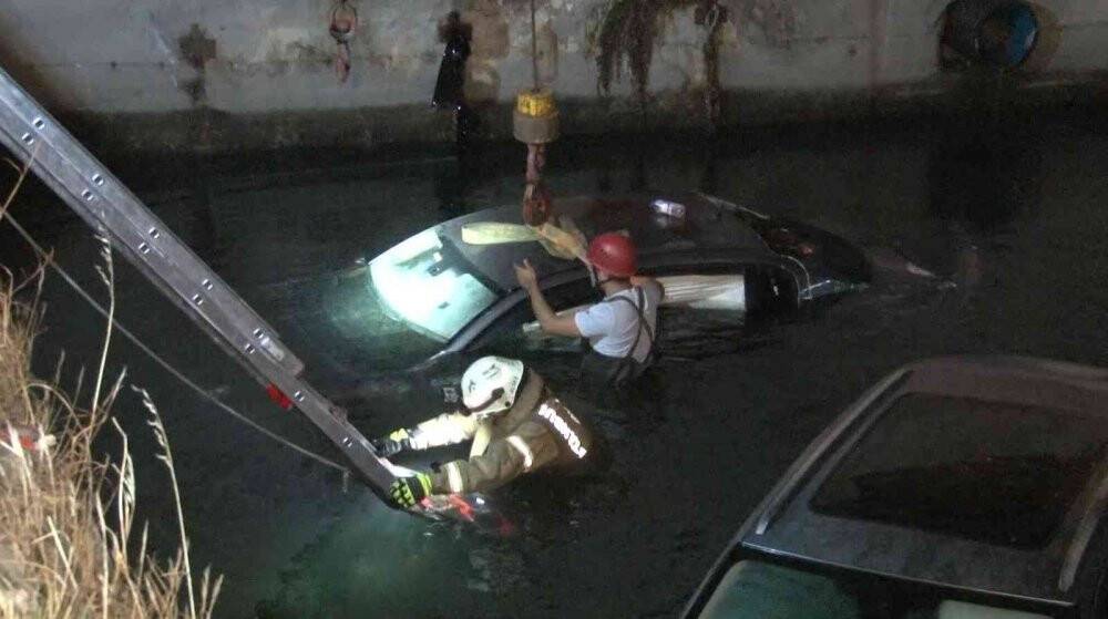 Kazaya karışan otomobiller dereye uçtu: Mahsur kalan 4 kişi kurtarıldı