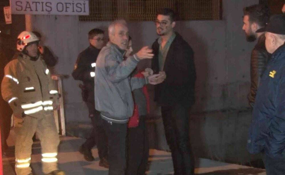 Kazaya karışan otomobiller dereye uçtu: Mahsur kalan 4 kişi kurtarıldı