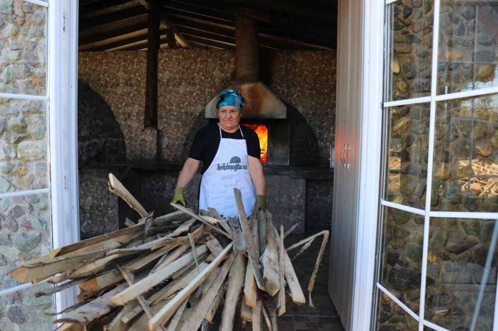 Deprem enkazından yaptığı fırınla yıllardır  ekmek üretiyor