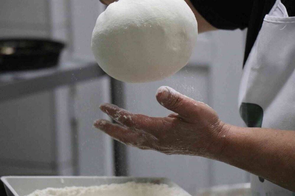 Deprem enkazından yaptığı fırınla yıllardır  ekmek üretiyor