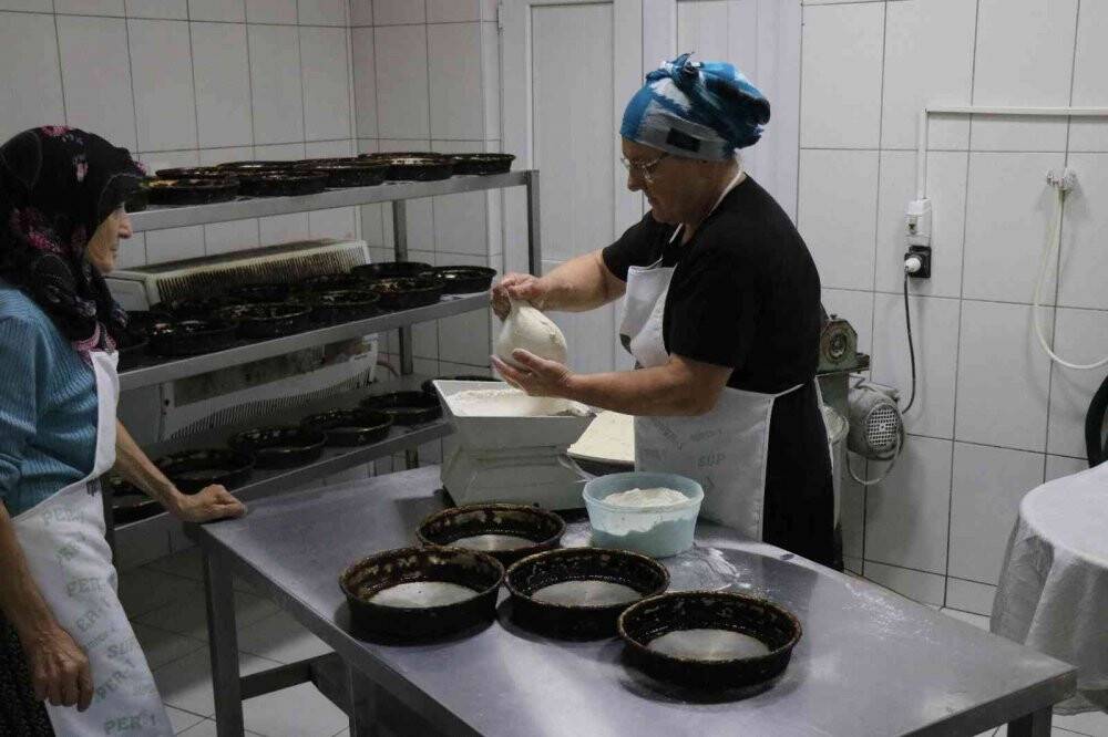 Deprem enkazından yaptığı fırınla yıllardır  ekmek üretiyor