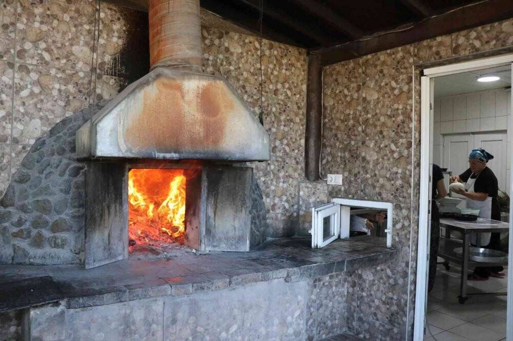 Deprem enkazından yaptığı fırınla yıllardır  ekmek üretiyor
