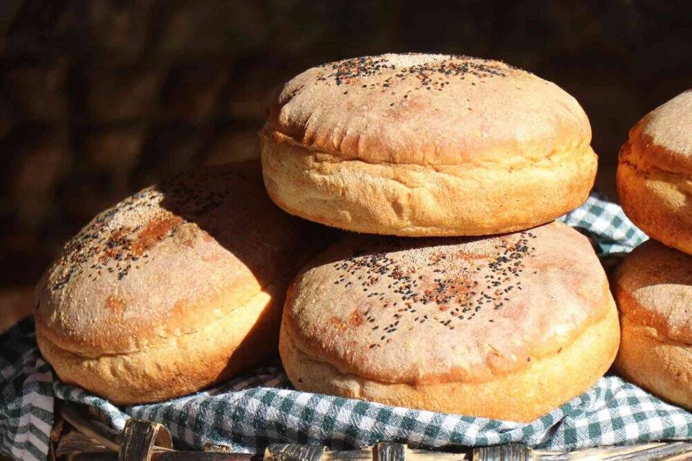 Deprem enkazından yaptığı fırınla yıllardır  ekmek üretiyor