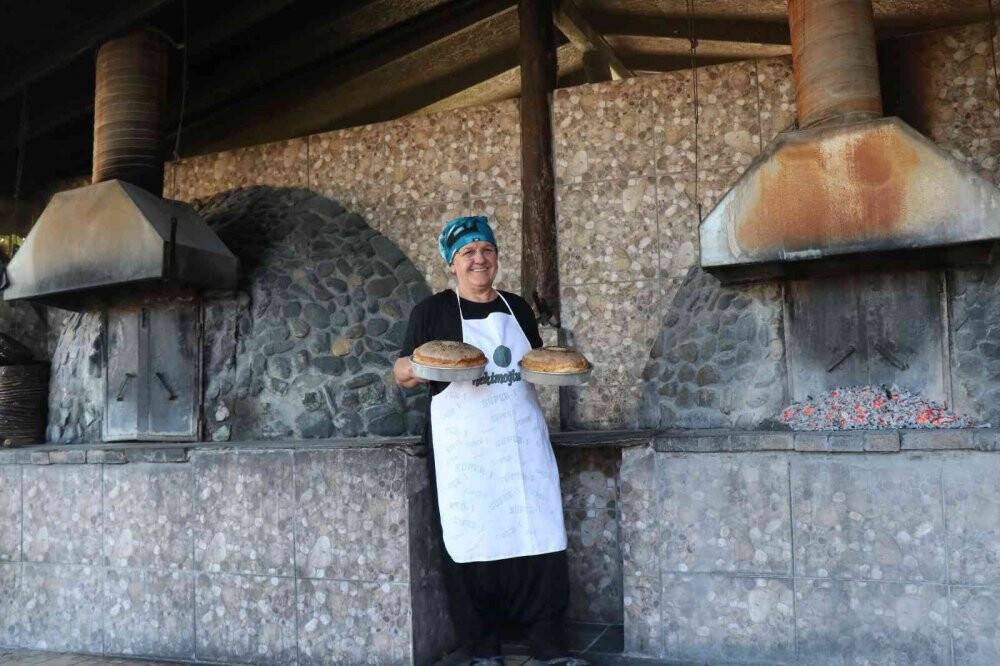 Deprem enkazından yaptığı fırınla yıllardır  ekmek üretiyor