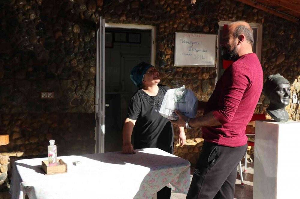 Deprem enkazından yaptığı fırınla yıllardır  ekmek üretiyor