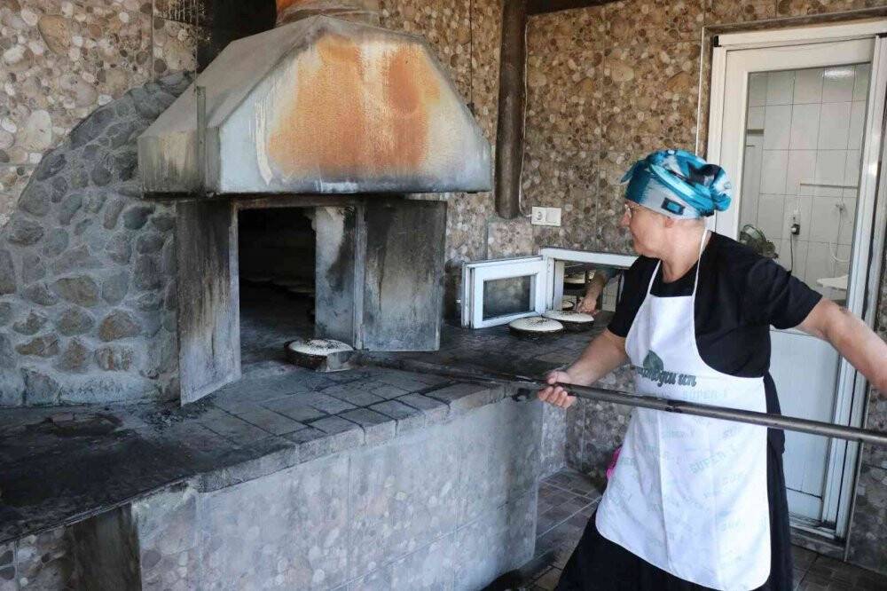 Deprem enkazından yaptığı fırınla yıllardır  ekmek üretiyor