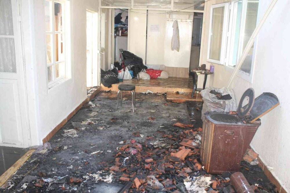 Evi alevler sardı, son anda kurtuldular