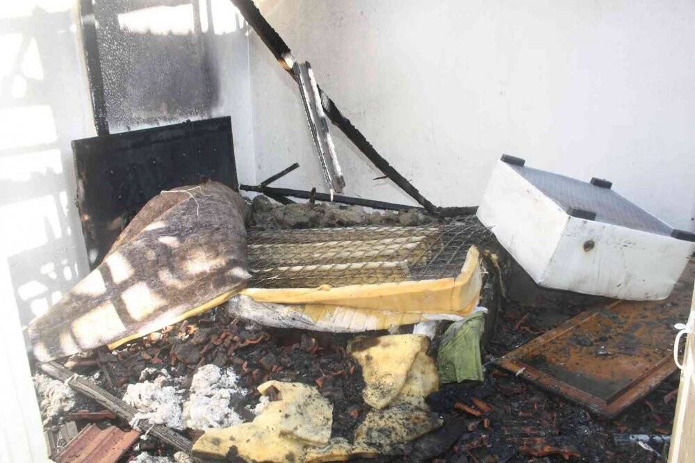 Evi alevler sardı, son anda kurtuldular