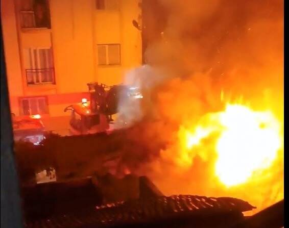 Evi alevler sardı, son anda kurtuldular