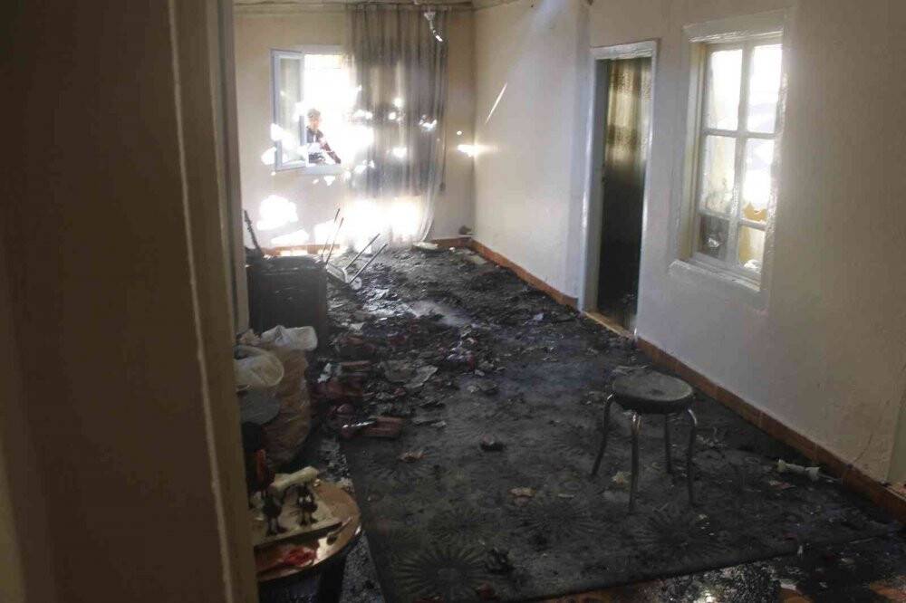 Evi alevler sardı, son anda kurtuldular