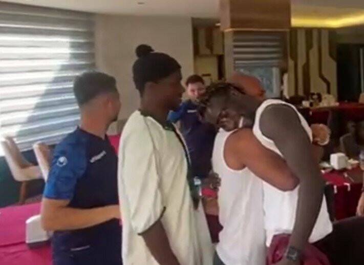 Famara Diedhiou sevincini takım arkadaşlarıyla paylaştı