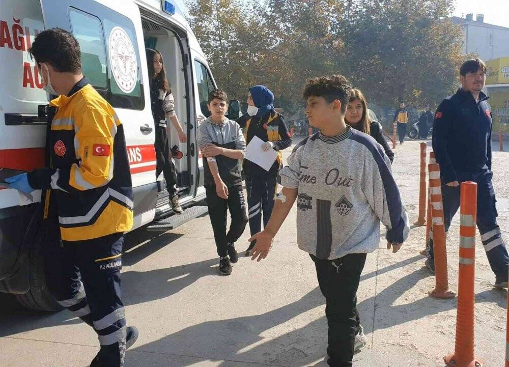 Gıda zehirlenmesi sonucu 13 öğrenci hastanelik oldu