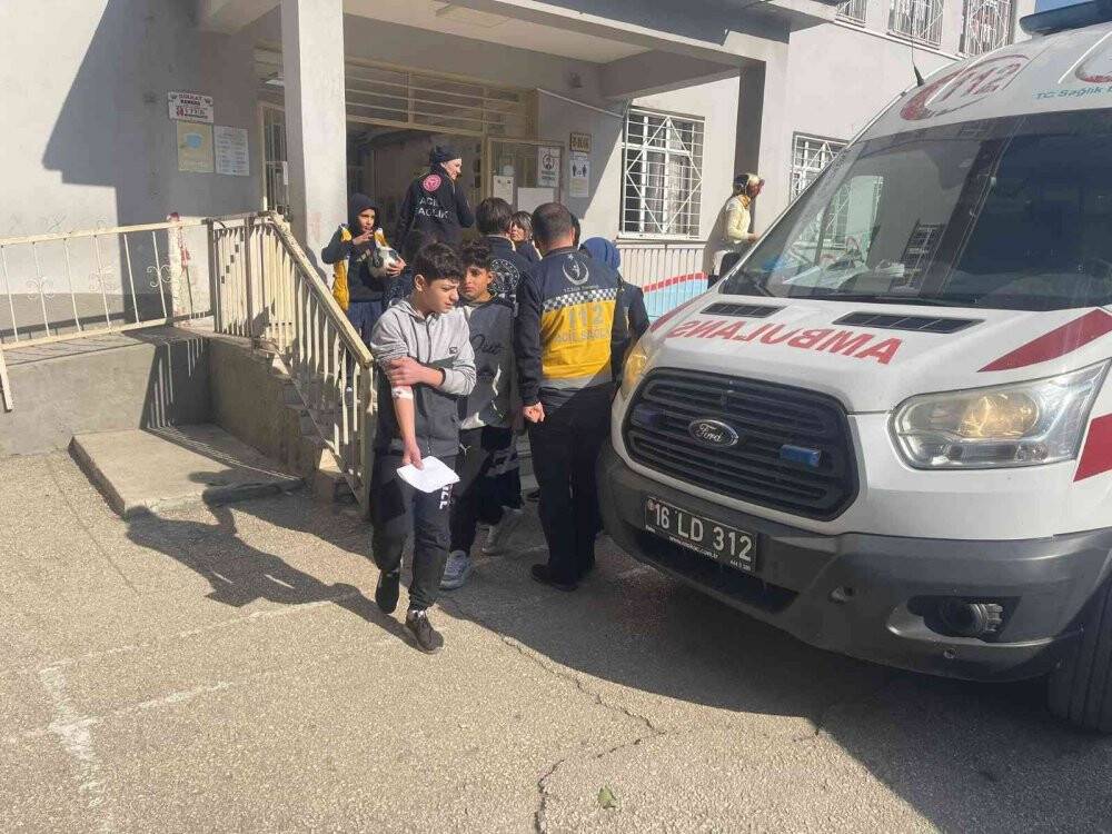 Gıda zehirlenmesi sonucu 13 öğrenci hastanelik oldu