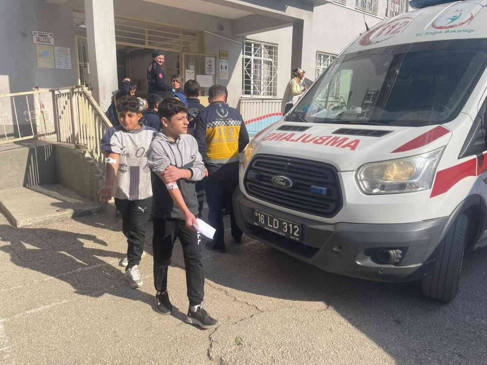 Gıda zehirlenmesi sonucu 13 öğrenci hastanelik oldu