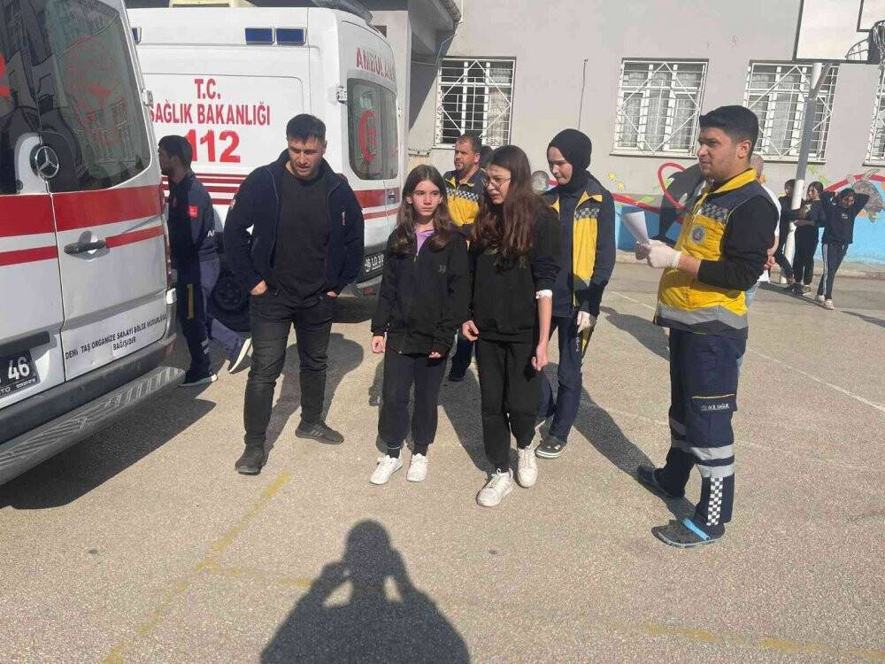 Gıda zehirlenmesi sonucu 13 öğrenci hastanelik oldu