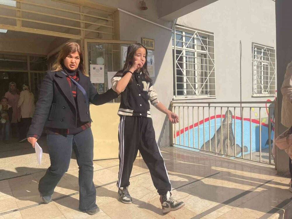 Gıda zehirlenmesi sonucu 13 öğrenci hastanelik oldu