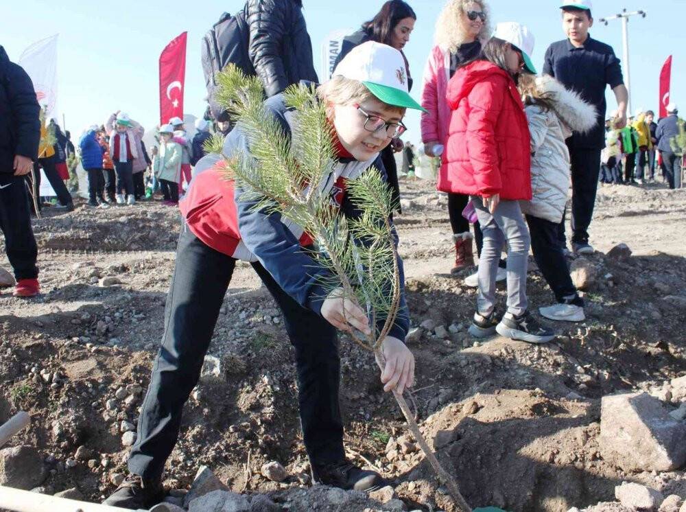 Konya’da ’Türkiye Yüzyılına Nefes’ için 70 bin fidan toprakla buluştu
