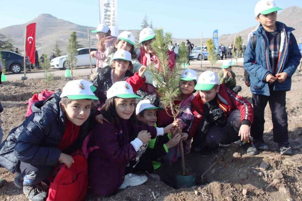 Konya’da ’Türkiye Yüzyılına Nefes’ için 70 bin fidan toprakla buluştu