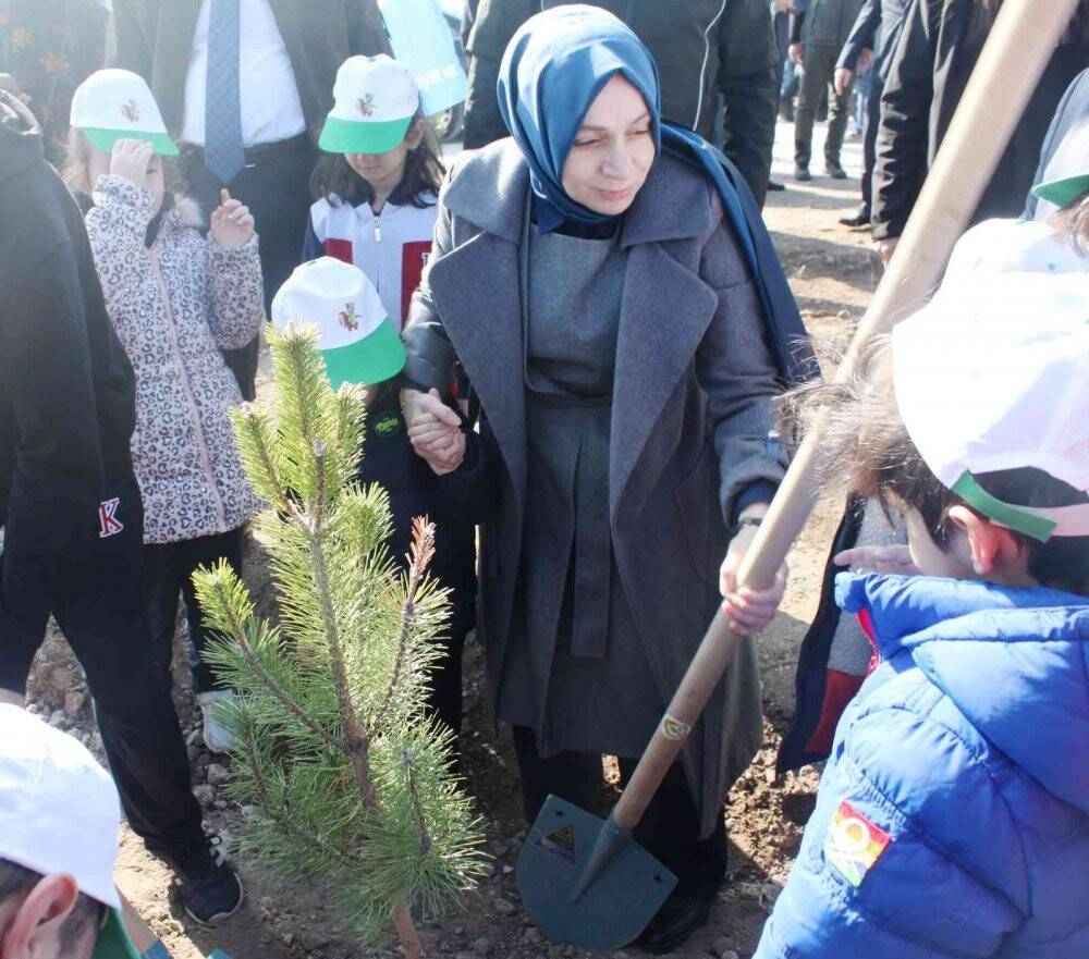 Konya’da ’Türkiye Yüzyılına Nefes’ için 70 bin fidan toprakla buluştu