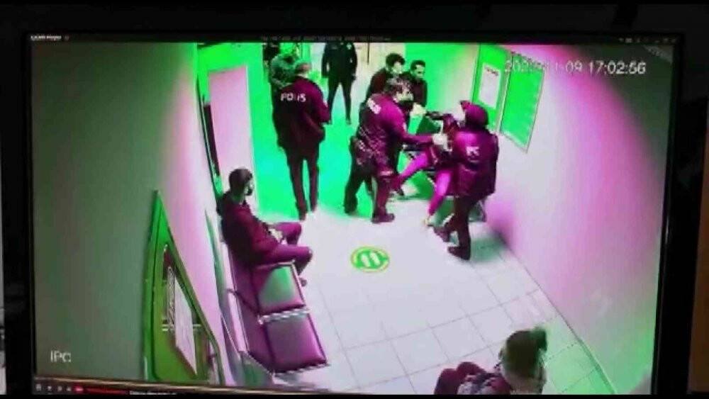 Yağmur Sarnıç’ın polis merkezini birbirine kattığı anlar kamerada