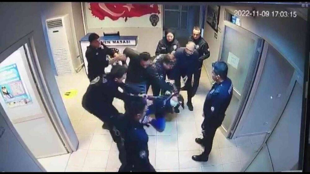 Yağmur Sarnıç’ın polis merkezini birbirine kattığı anlar kamerada