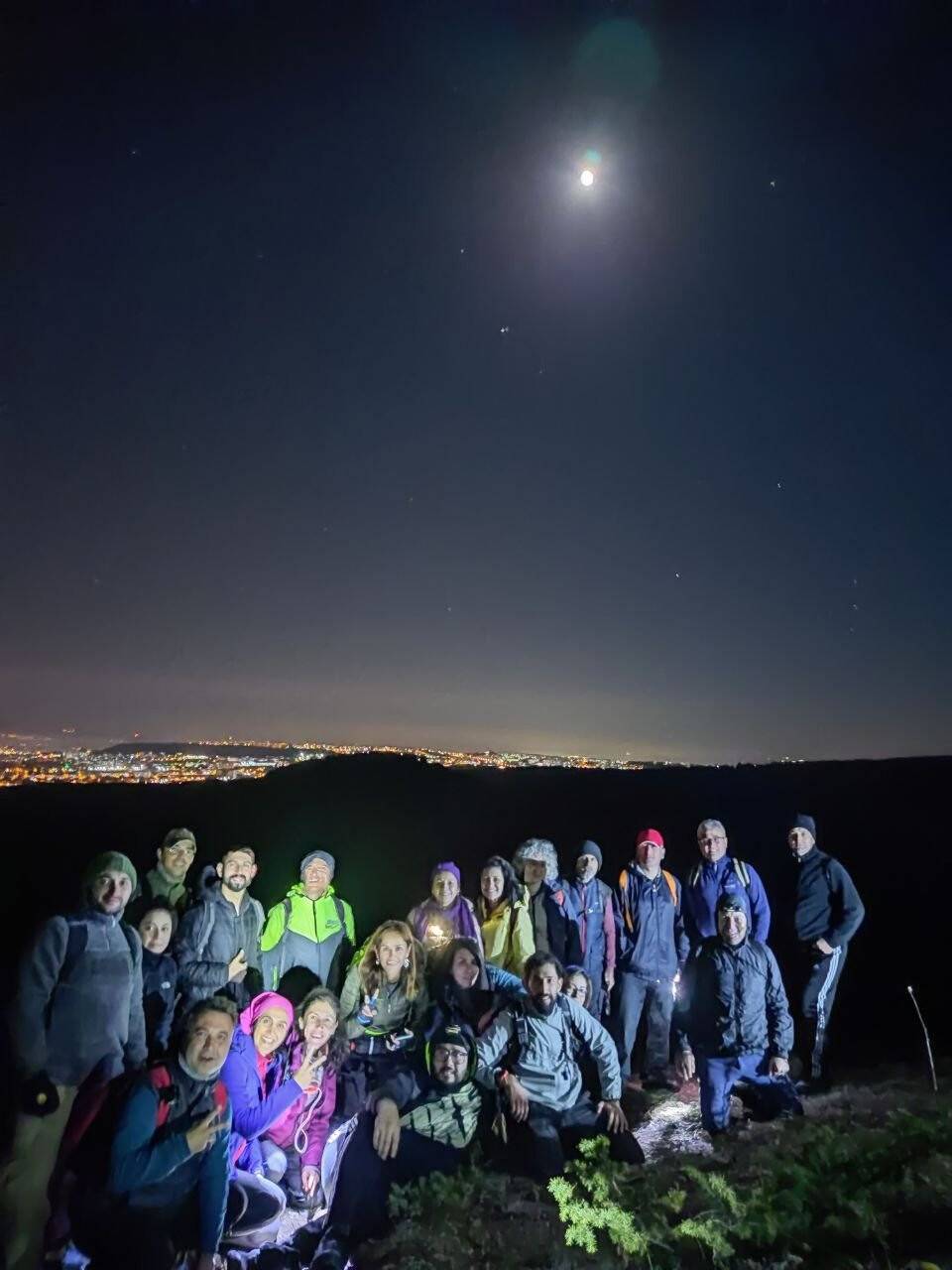 Gece yürüyüşçüleri dolunayla yürüdü