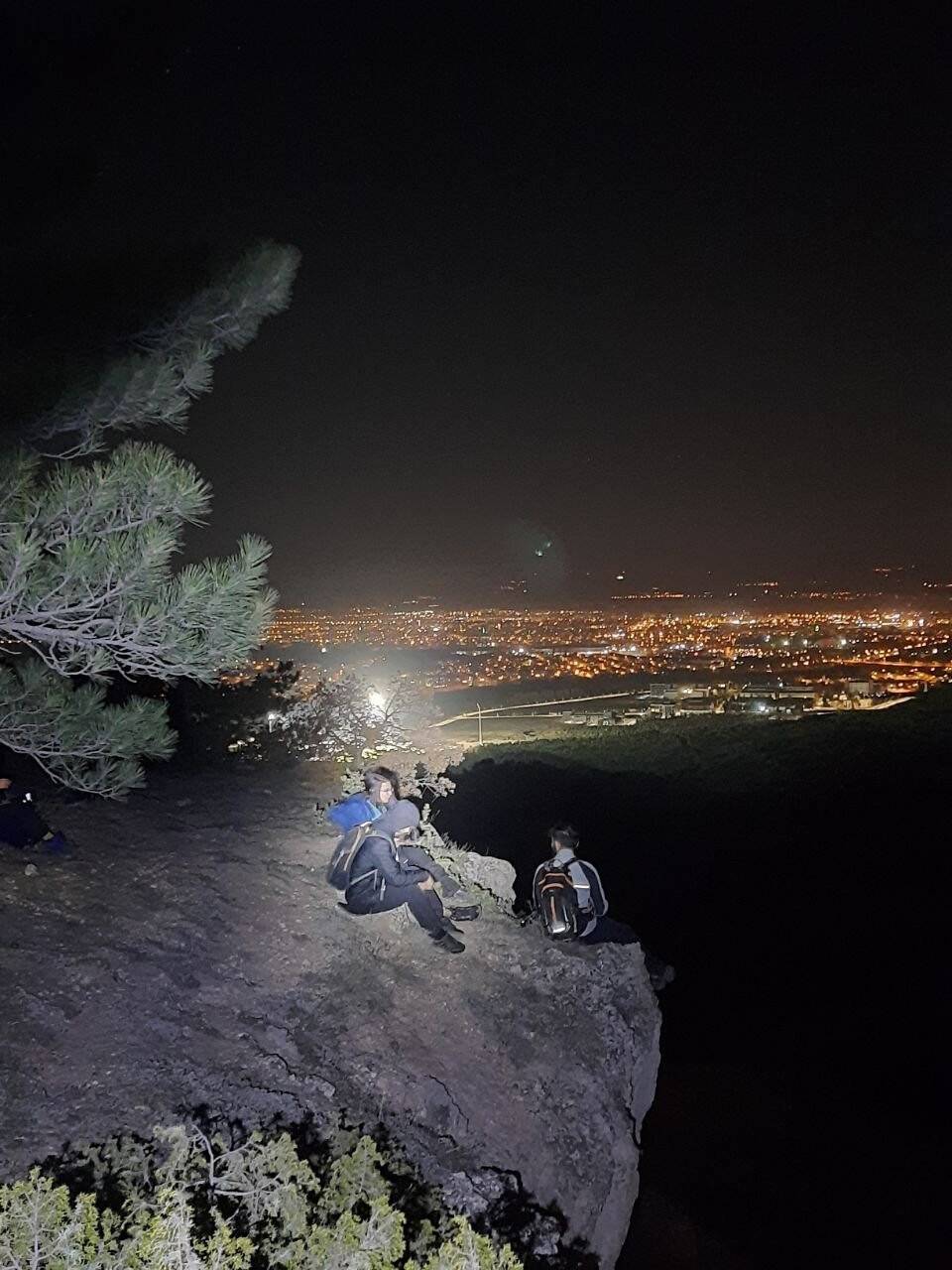 Gece yürüyüşçüleri dolunayla yürüdü
