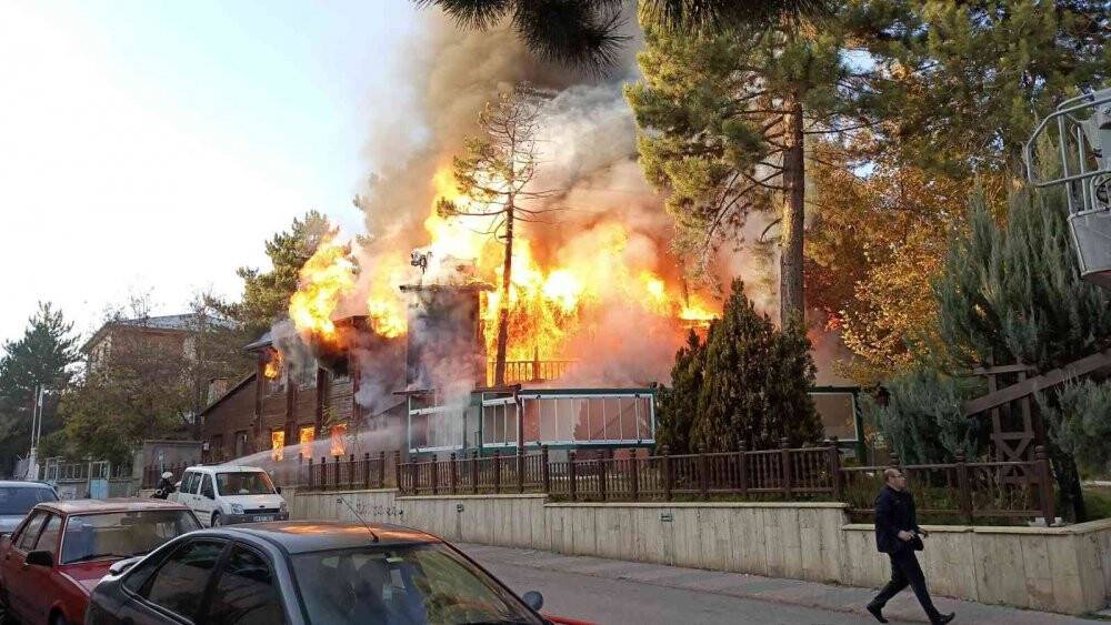 Sivas’ta restoranda  korkutan yangın