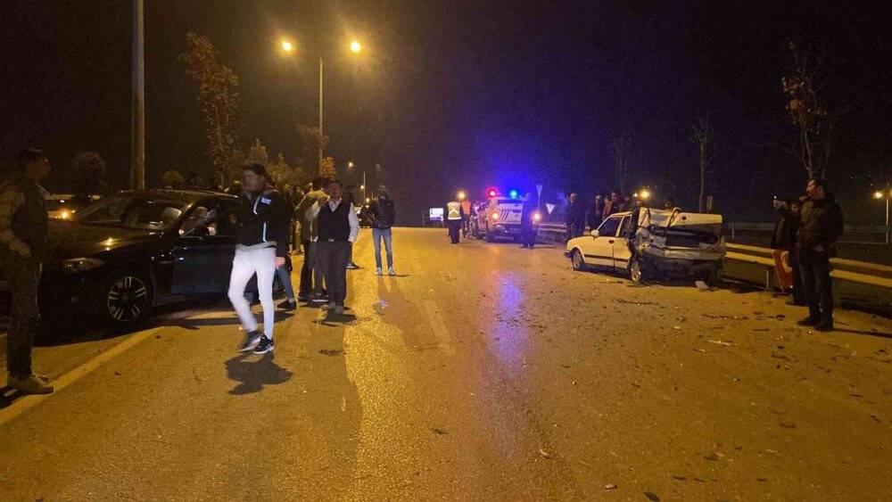 Tır, asker uğurlama konvoyundaki araçlara çarptı