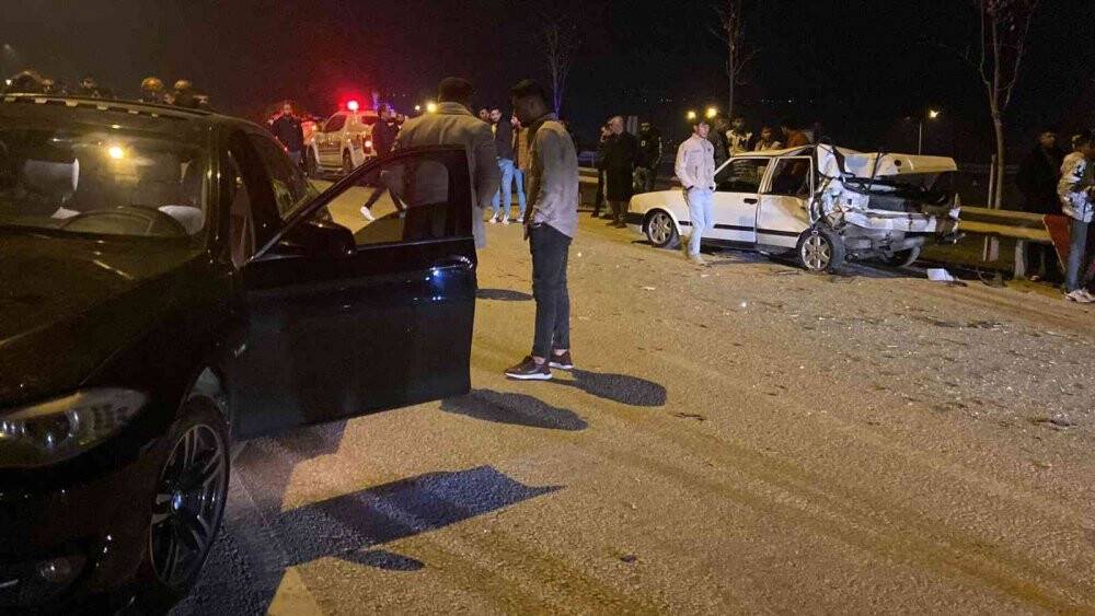 Tır, asker uğurlama konvoyundaki araçlara çarptı