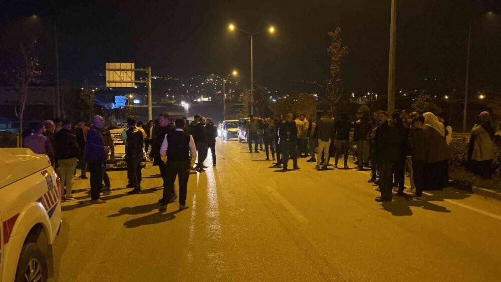 Tır, asker uğurlama konvoyundaki araçlara çarptı