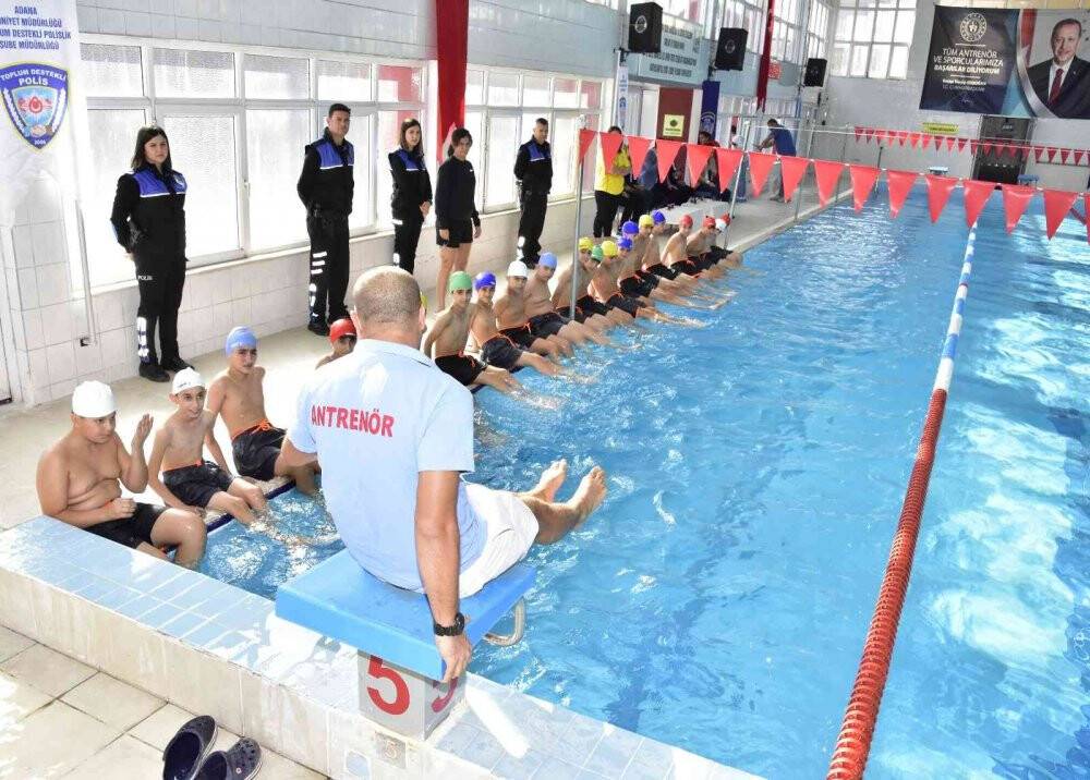29 kişi boğulunca polis çocukları yüzme kursuna başlattı