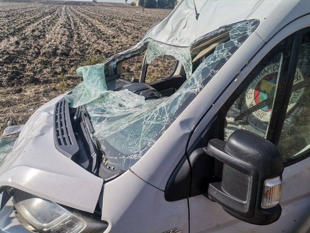 Araç kullanırken köpeği üzerine atladı, kamyonet tarlaya uçtu