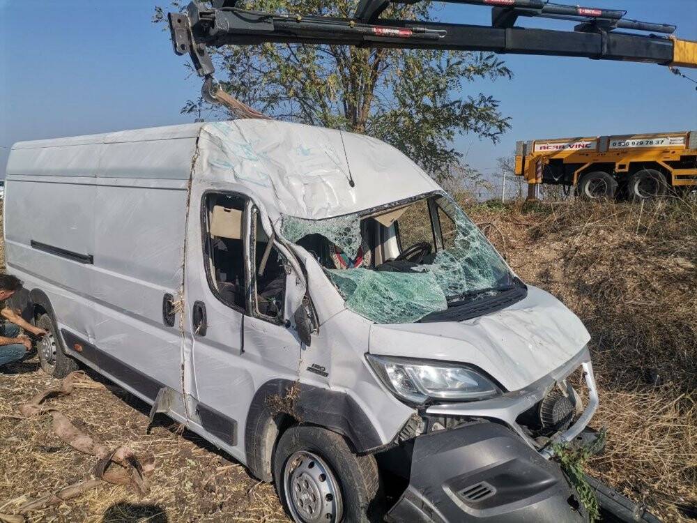 Araç kullanırken köpeği üzerine atladı, kamyonet tarlaya uçtu