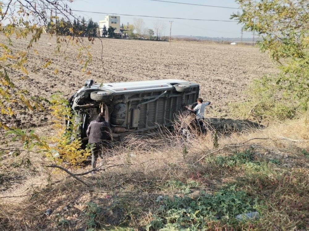 Araç kullanırken köpeği üzerine atladı, kamyonet tarlaya uçtu