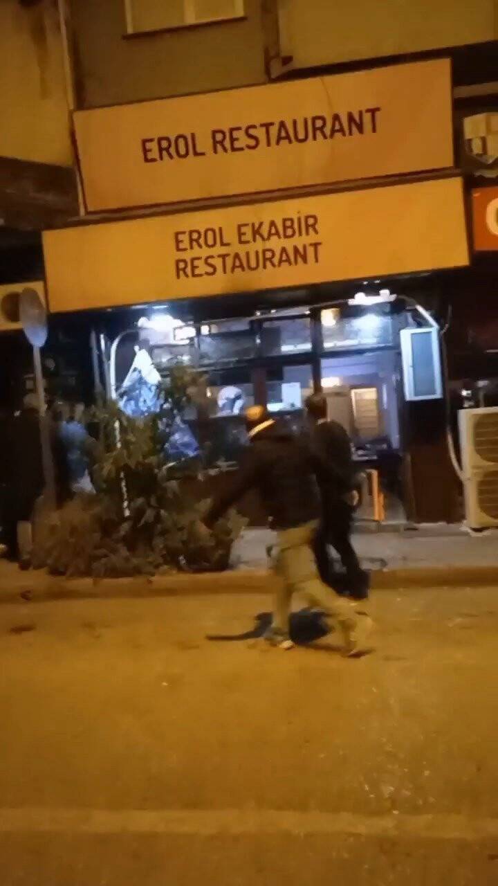 Bursa’da silah, sopa ve sandalyelerin kullanıldığı kavga kameraya yansıdı