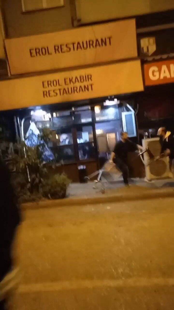 Bursa’da silah, sopa ve sandalyelerin kullanıldığı kavga kameraya yansıdı